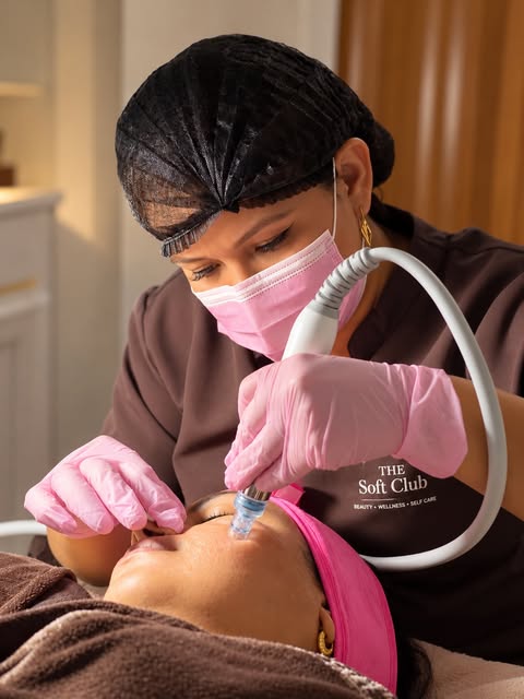 Especialista de The Soft Club realizando un tratamiento facial